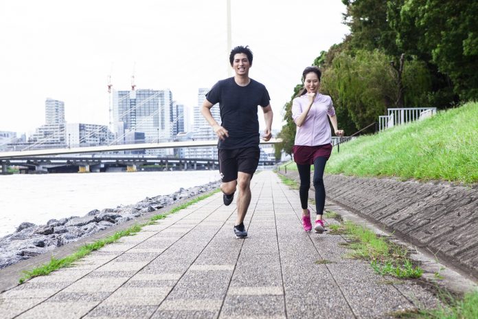 couple running and have good running form